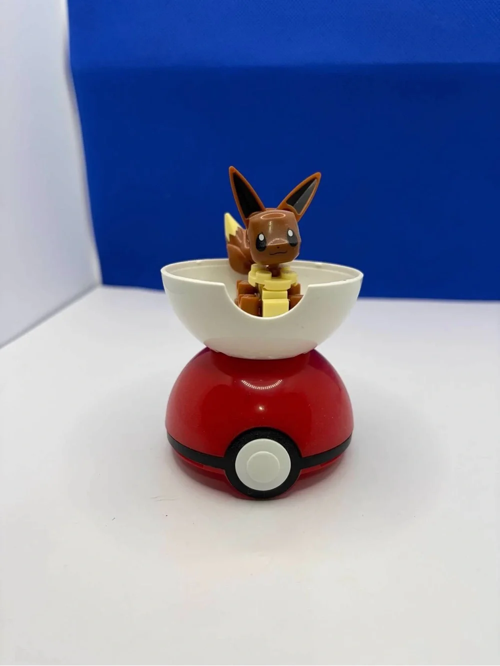 Pokémon Eevee Buildable Figure in Poké Ball Display Toy